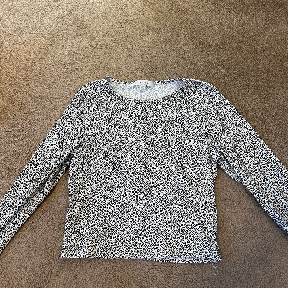 Super cute white and black cheetah print long sleeve cropped top